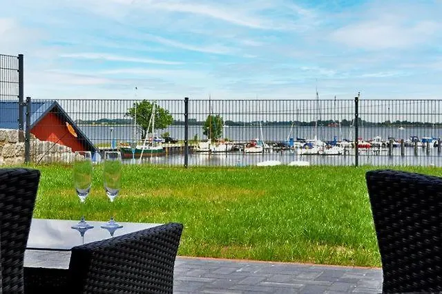 Meerblick Haushaelfte Stahlbrode